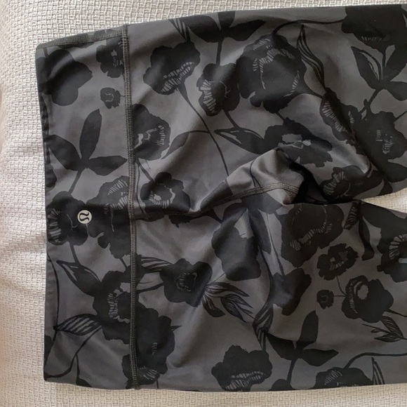 Capri lululemon sz 6 great low rise condition! - Picture 5 of 5